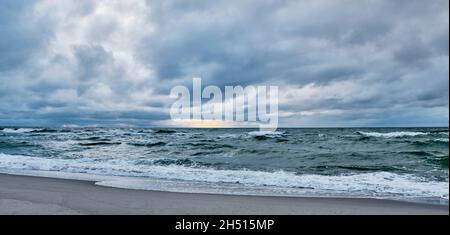 Seascape als Hintergrund. Dramatischer Sonnenuntergang an der Ostsee. Sandstrand Stockfoto
