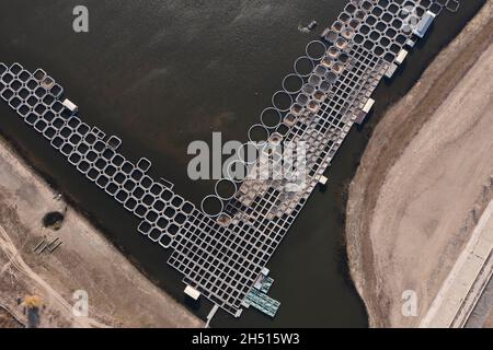 Zuchtbetrieb für Störfische in der Nähe von Astrachan. Blick von oben. . Hochwertige Fotos Stockfoto