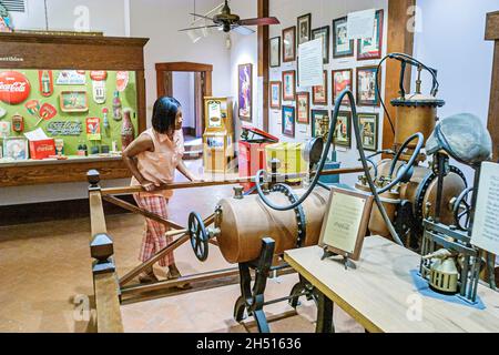 Mississippi Vicksburg Biedenharn Museum innen, Coca Cola Erinnerungsstücke Sammlung Ausstellung Schwarze Frau weiblich schaut aus Stockfoto