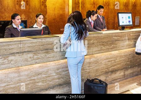 Miami Florida, InterContinental-Hotellobby, hispanische Frauen, Männer, Rezeption, Reservierung, Registrierung, Check-in, Service, Angestellte Mitarbeiter Stockfoto