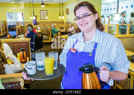 Florida Port Charlotte IHOP innen innen, Restaurant Frau Kellnerin Serviererin, die funktionierendes Tablett servierte Stockfoto