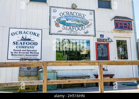 North Carolina, Outer Banks, Ocracoke Island, Ocracoke Seafood Company Fischhändler Schild außen vor Eingang Markt Geschäft Stockfoto