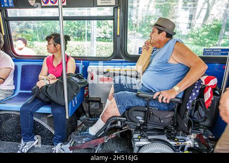 New York City, NY NYC Lower Manhattan, Chinatown, MTA-Fahrbus mit elektrischem Rollstuhl behindert, Mann männliche Passagiere Reiter asiatische Erwachsene Frau weiblich Stockfoto