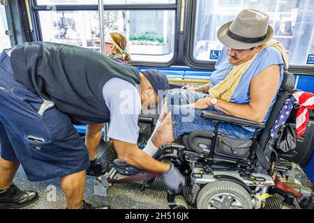 New York City, NY NYC Lower Manhattan, Chinatown, MTA, Fahrbus mit elektrischem Rollstuhl, erwachsener Mann, männlicher Beifahrer, schwarzer Fahrer hilft Stockfoto