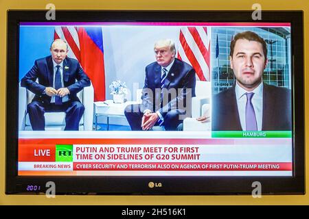 Porto Portugal, Fernsehbildschirm tv-Monitor Flachbildschirm, RT Russia Today Channel Programm, Eilmeldungen, Donald Trump Vladimir Putin Reporter Stockfoto