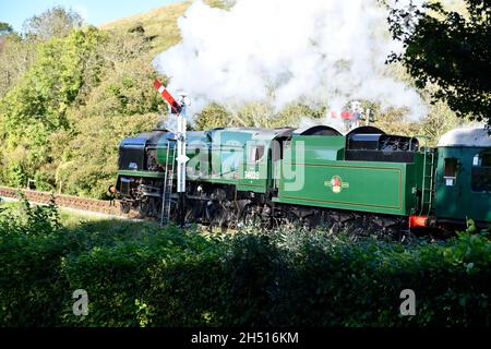 Swanage Train Eddystone 34028 von Corfe Castle nach Norden. Stockfoto