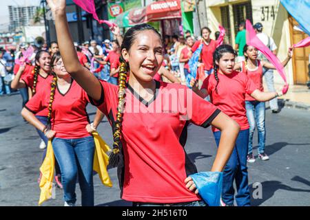 Arica Chile, Avenida Arturo Prat, Karnevalsparade der Anden, indigene Aymara-Tänzerinnen, Cueca-Truppe Hispanic-Mädchen Jugendliche Stockfoto