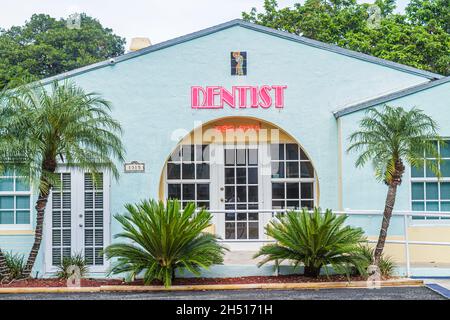 Miami Beach Florida, Alton Road, Zahnarztpraxis außerhalb des Gebäudes Neonschild Eingang Landschaftsbau Stockfoto