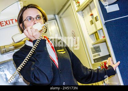 Michigan Marquette, Sawyer International Airport, Northwest Airlines, Pendler sprechen, Sicherheitsanweisungen geben Flugbegleiterin Frau Angestellte Stockfoto