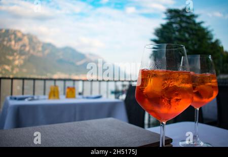 Zwei Aperol Spritz Cocktails im Dinner-Restaurant am Comer See Stockfoto