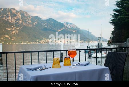 Zwei Aperol Spritz Cocktails im Dinner-Restaurant am Comer See Stockfoto