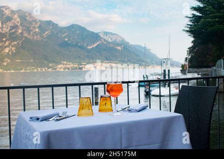 Zwei Aperol Spritz Cocktails im Dinner-Restaurant am Comer See Stockfoto