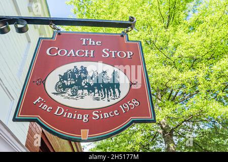 Middleburg Virginia, Washington Street Schild, die Coach Stop Fine Dining vor dem Außeneingang Stockfoto