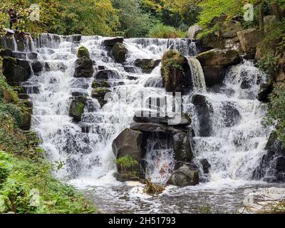 Wasserfall am Virginia Water Lake im Windsor Great Park, Englan Stockfoto