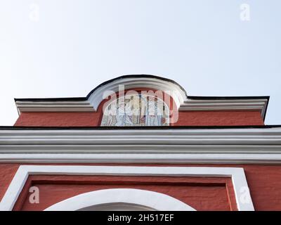 Moskau, Russland, 09.28.2021. Symbol „Verkündigung“. Mosaikikikikone an der Wand des orthodoxen Tempels zu Ehren der Verkündigung am sonnigen Tag. Stockfoto