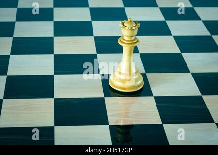 Weiße Königin auf einem Schachbrett. Schachfigur. Stockfoto