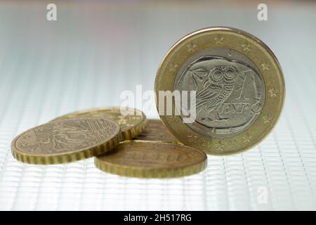 Euro-Münze mit griechischen 2-Euro-Stücken auf hellem Hintergrund Stockfoto