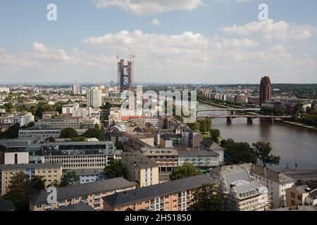 Stadtbild-Panorama der Bankenstadt Frankfurt am Main Deutschland. Im Hintergrund das Gebäude der Europäischen Zentralbank Stockfoto