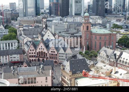 Stadtbild-Panorama der Bankenstadt Frankfurt am Main Deutschland. Mit Teilen der Hochhäuser der Paulskirche und des Römers Stockfoto