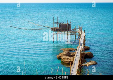 Trabocco von Punta Aderci bei Sonnenuntergang in Vasto, Abruzzen traditionelles Fischerhaus Stockfoto