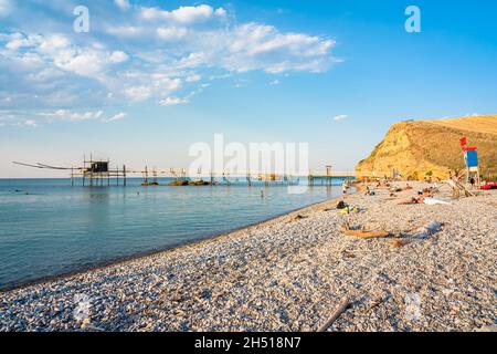 Trabocco von Punta Aderci bei Sonnenuntergang in Vasto, Abruzzen traditionelles Fischerhaus Stockfoto