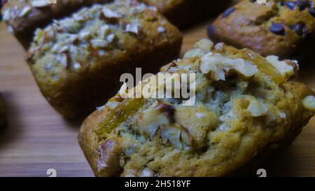 Frisch gebackenes Bananenbrot aus dem Ofen auf einer Holzoberfläche Stockfoto