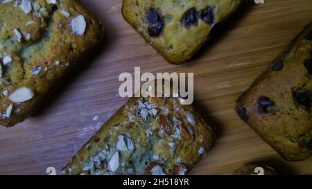 Frisch gebackenes Bananenbrot aus dem Ofen auf einer Holzoberfläche Stockfoto