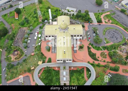 TRINDADE, BRASILIEN - 02. Jan 2021: Luftaufnahme der Basilika des Göttlichen Ewigen Vaters, Trindade, Brasilien Stockfoto