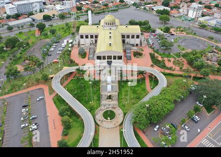 TRINDADE, BRASILIEN - 02. Jan 2021: Eine atemberaubende Luftaufnahme der Basilika der Ewige Vater von oben, Trindade, Brasilien Stockfoto