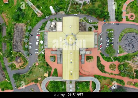 TRINDADE, BRASILIEN - 02. Jan 2021: Blick auf die Basilika der Ewige Vater von oben, Trindade, Brasilien Stockfoto