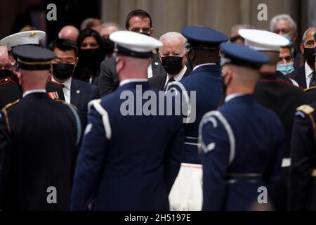 Washington DC, USA . November 2021. Der Präsident der Vereinigten Staaten, Joe Biden, Mitte, steht in der Nähe der Schatulle von Colin Powell, dem ehemaligen Außenminister, während seiner Beerdigung in der Washington National Cathedral in Washington, DC, USA, am Freitag, den 5. November, 2021. Powell, der in Harlem als Sohn jamaikanischer Einwanderer geboren wurde und zum ersten schwarzen US-Außenminister und Vorsitzenden der Joint Chiefs of Staff Aufstieg, starb mit 84 Jahren an Komplikationen durch Covid-19. Quelle: Al Drago/Pool via CNP /MediaPunch Quelle: MediaPunch Inc/Alamy Live News Stockfoto