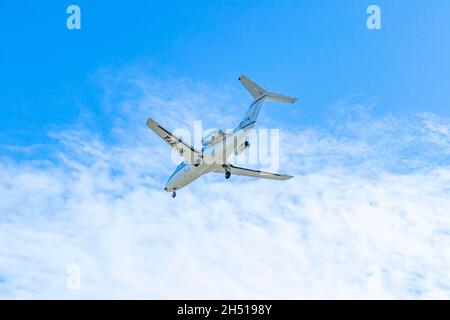 Der kleine Privatjet hebt vom Flughafen Palma Mallorca ab Stockfoto