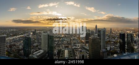 Panorama mit abendlicher Stimmung der Wolkenkratzer und beeindruckendem Himmel mit Sonnenuntergang in Frankfurt Deutschland Stockfoto