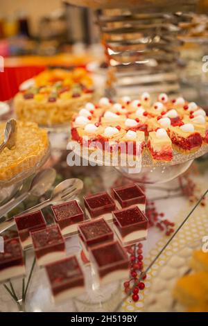 beere Dessert in Tassen auf dem Tisch mit Süßigkeiten. Stockfoto