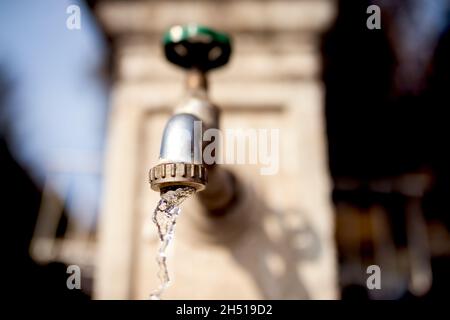 Wasser fließt aus dem Rohr. Stockfoto