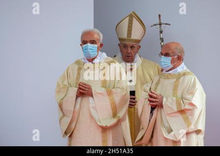 Rom, Italien. November 2021. Papst Franziskus kommt, um die Messe an der Katholischen Universität des Heiligen Herzens zu feiern.Papst Franziskus feiert die heilige Messe an der Katholischen Universität des Heiligen Herzens in Rom anlässlich des 60. Jahrestages seiner Gründung in Rom. (Foto: Stefano Costantino/SOPA Images/Sipa USA) Quelle: SIPA USA/Alamy Live News Stockfoto