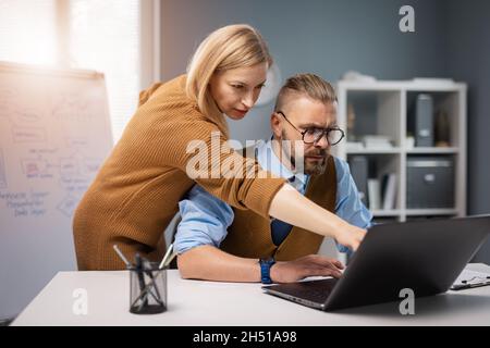Zwei Kollegen, die mit laptop Stockfoto