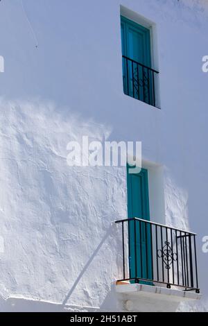 Schöne Frigiliana Dorf, Costa del Sol, Spanien Detailansicht der einfachen, schlichten Fassade eines alten Stadthauses Sonne und Schatten der Wand des H Stockfoto