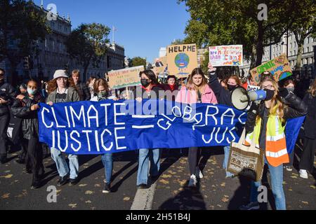 London, Großbritannien. November 2021. Demonstranten hielten Plakate und ein Banner mit ihrer Meinung während der Demonstration.die Demonstranten marschierten von der Downing Street zum Parliament Square als Teil der globalen Jugendbewegung Fridays for Future und forderten Maßnahmen gegen die Klimanotlage. (Foto: Vuk Valcic/SOPA Images/Sipa USA) Quelle: SIPA USA/Alamy Live News Stockfoto