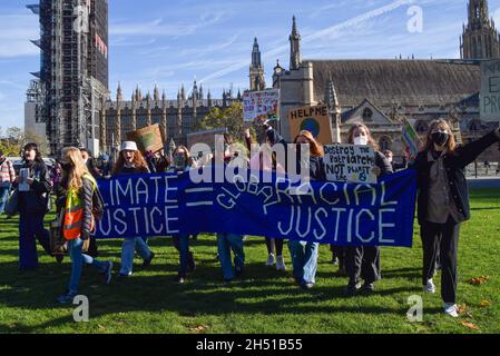 London, Großbritannien. November 2021. Demonstranten hielten Plakate und ein Banner mit ihrer Meinung während der Demonstration.die Demonstranten marschierten von der Downing Street zum Parliament Square als Teil der globalen Jugendbewegung Fridays for Future und forderten Maßnahmen gegen die Klimanotlage. (Foto: Vuk Valcic/SOPA Images/Sipa USA) Quelle: SIPA USA/Alamy Live News Stockfoto