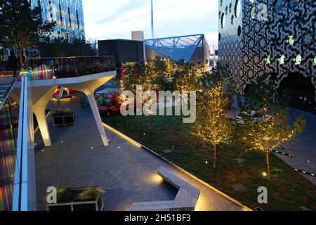 Eine malerische Sonnenuntergangsansicht mit Blick auf den Peninsula Square & Park in der O2 Arena, London, England, Großbritannien Stockfoto