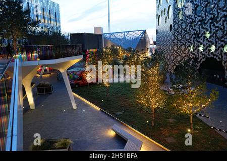 Eine malerische Sonnenuntergangsansicht mit Blick auf den Peninsula Square & Park in der O2 Arena, London, England, Großbritannien Stockfoto