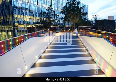 Eine malerische Sonnenuntergangsansicht mit Blick auf den Peninsula Square & Park in der O2 Arena, London, England, Großbritannien Stockfoto