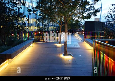 Eine malerische Sonnenuntergangsansicht mit Blick auf den Peninsula Square & Park in der O2 Arena, London, England, Großbritannien Stockfoto