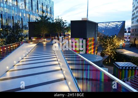 Eine malerische Sonnenuntergangsansicht mit Blick auf den Peninsula Square & Park in der O2 Arena, London, England, Großbritannien Stockfoto