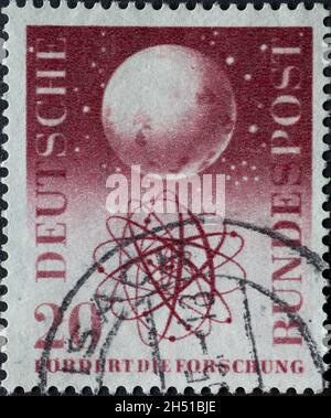 DEUTSCHLAND - UM 1955: Diese Briefmarke zeigt einen Globus und ein Atommodell und der Text fördert die Forschung. Ca. 1955 Stockfoto