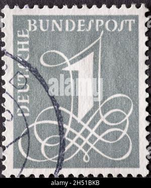 DEUTSCHLAND - UM 1955: Diese Briefmarke zeigt eine stilisierte und verzierte 1, die für den Wert 1 Pfenning steht. Ca. 1955 Stockfoto