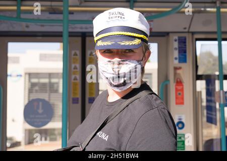 DLR-Reisende SKUNA SKIPPER mit Gesichtsmaske im Dockland London England Stockfoto