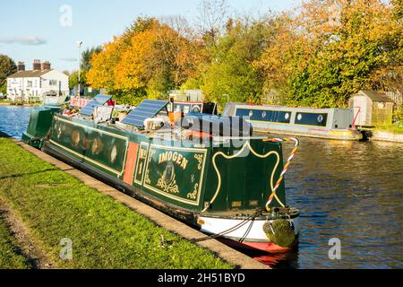 Im Herbst vertäuten Kanalschnepfboote auf dem Trent- und Mersey-Kanal in der Stadt Middlewich in der Stadt Heshire Stockfoto