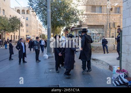 Anhänger von Rabbi Eliezer Berland tanzen in der Nähe des Jerusalemer Amtsgerichts, wo Verdächtige, die einst einem Kult unter der Leitung von Berland angehörten, an einer Gerichtsverhandlung im Verdacht auf einen Doppelmord teilnehmen, der vor mehr als 30 Jahren am 04. November 2021 in Jerusalem, Israel, stattfand. Eliezer Berland, einer der berüchtigtsten Kultführer Israels, hat sich in zwei unaufgeklärte Morde aus dem Jahr 1986 verwickelt. Die Morde wurden angeblich von „bescheidenen Trupps“ durchgeführt, die von Berlands religiöser Sekte Shuvu Banim betrieben wurden, die vor 30 Jahren die ultraorthodoxen Stadtteile Jerusalems terrorisierten. Stockfoto